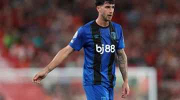 صفقة تشيلسي المرفوضة.. بورنموث يتمسك ببقاء مدافعه رغم رغبة برشلونة ويوفنتوس وفريق لندن